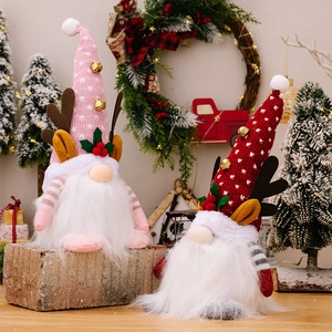 Vue détaillée de gnomes de Noël en peluche avec bois de renne sur socle en bois