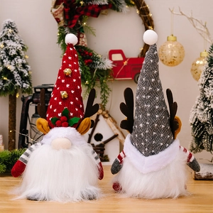 Détail de gnomes de Noël en tricot avec bois de renne et cloches sous lumière chaude