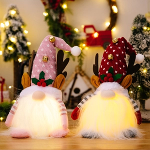 Détail de deux gnomes de Noël lumineux avec chapeaux clochettes LED et bois de renne en peluche