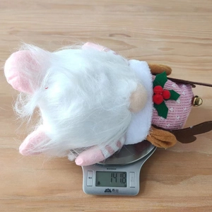 Vue détaillée du gnome de Noël de 141,8g avec texture tricotée et bois de renne