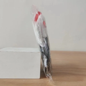 Ciondolo a guanto natalizio a quadretti con peluche bianco nella sua confezione