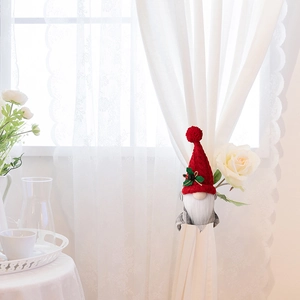 Attache-rideau gnome de Noël avec bonnet rouge et décor de houx pour décoration intérieure