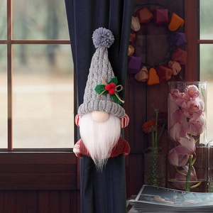 Attache-rideau de gnome de Noël avec chapeau gris et barbe blanche sur rideau