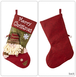 Details des roten Weihnachtssocken mit 3D-Weihnachtsmann, Schneeflocken und Text