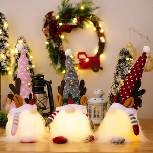 Trois gnomes de Noël lumineux avec bois de renne et clochettes pour décor de fête