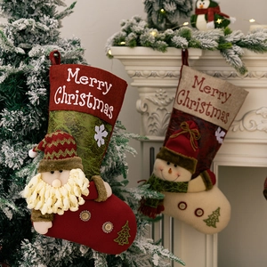 Detail der Weihnachtsstrümpfe mit 3D-Weihnachtsmann und Schneemann am weißen Kamin