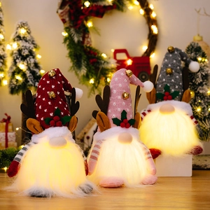 Trois gnomes de Noël lumineux avec LED, bois de renne et bonnets en tricot festifs
