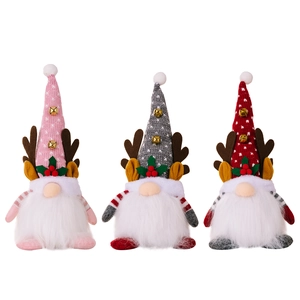 Trois gnomes de Noël lumineux avec bois de renne et clochettes en rose, gris et rouge
