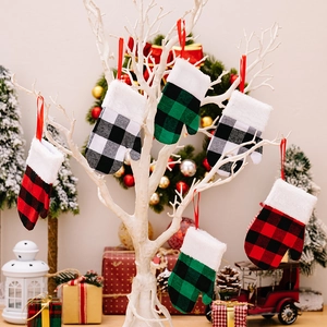 Décorations de gants de Noël à carreaux rouges, verts et noirs avec bordure en peluche