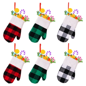 Trois mini chaussettes de Noël en forme de mitaines à carreaux Buffalo avec bordure en fourrure