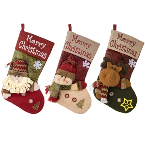 Dreiteiliges Set Weihnachtsstrümpfe aus Leder mit Weihnachtsmann-, Schneemann- und Rentier