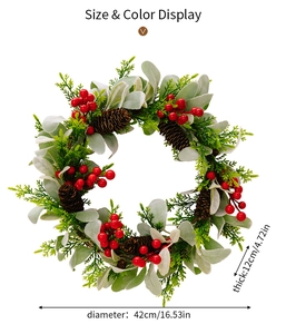 Detailansicht eines 42cm Weihnachtskranzes mit roten Beeren, Zapfen und Maßen