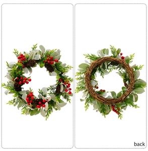 Makro-Detail von Rattanbasis und roten Beeren am Weihnachts-Kranz für die Türdekoration