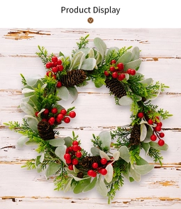 Detail eines Weihnachtskranzes mit roten Beeren, Tannenzapfen und Lammsohr auf Holz