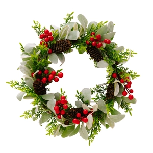 Weihnachtskranz mit roten Beeren, Zapfen und Lammsohrblättern für die Türdekoration