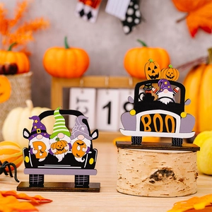 Detailansicht der Halloween-Holzzwerge im LKW mit Kürbis und BOO-Schriftzug Dekor