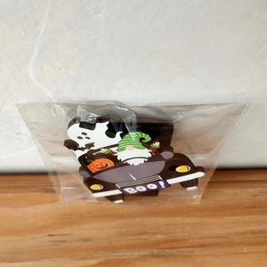 Halloween Holzdeko Zwerg im Auto mit Geist und Kürbis in Schutzfolie verpackt