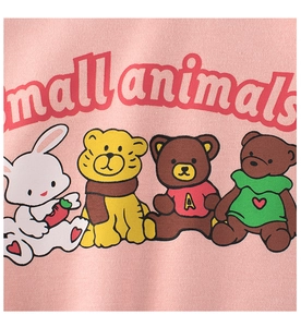 Detalle de sudadera rosa con estampado de animales y textura de punto suave