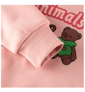 Primer plano del puño acanalado de sudadera rosa para niños con estampado de oso
