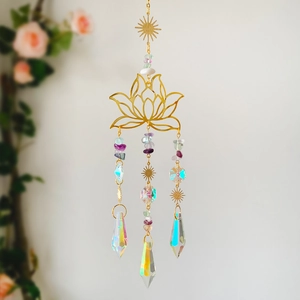 Λεπτομέρεια lotus suncatcher με πέτρες αμέθυστου και λαμπερά κρυστάλλινα πρίσματα