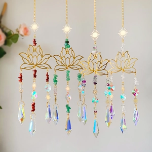 Λεπτομέρεια από τέσσερις λωτούς sun catchers με αμέθυστο και κρυστάλλινα πρίσματα διακόσμησης