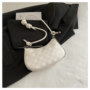 Detail der Hobo-Tasche mit beige-weißem Schachbrettmuster und Knotenschultergurt