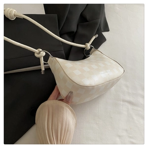 Detail der cremefarbenen Schultertasche mit Knoten-Griff und Fashion Lucky Leather Logo