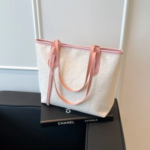 Sac fourre-tout chic blanc cassé avec cœurs gaufrés et longues anses pour le quotidien