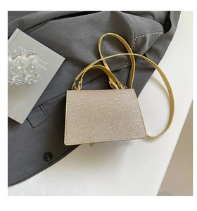 Vue détaillée du sac à bandoulière à paillettes dorées avec fine bandoulière réglable