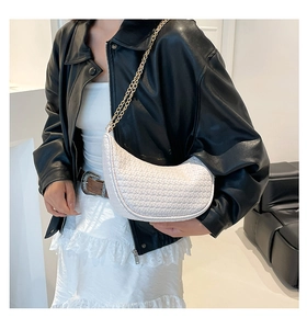 Dettaglio della borsa hobo intrecciata bianca con trama e catena dorata
