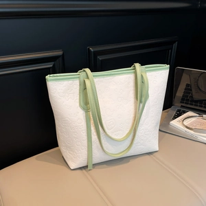 Grand sac cabas en cuir blanc avec bordure verte et motifs de cœurs gaufrés élégants