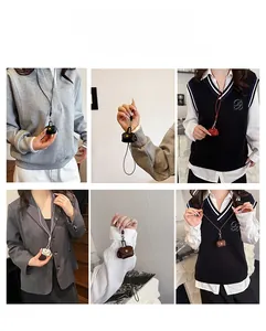 Detailoverzicht van mini lederen oortelefoonhoesje ketting in trendy kleuren