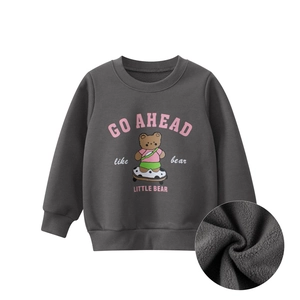 Detail van grijs beer sweatshirt met warme fleece voering en geribbelde manchetten