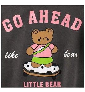 Detailweergave van de schattige cartoon beerprint op een donkergrijze kindersweatshirt