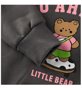 Detail van grijs sweatshirt met ribgebreide boorden en print van een berenskater