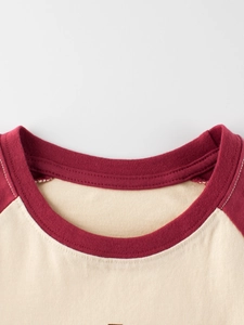 T-shirt fille en coton à manches longues avec manches raglan bordeaux et col rond détaillé
