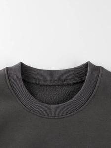 Detail van de ronde hals van het donkergrijze sweatshirt met fleecevoering en ribboord