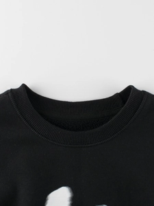Sudadera negra infantil de cuello redondo con forro polar suave y puños acanalados