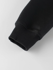 Primer plano del puño de canalé negro de una sudadera de algodón para niños