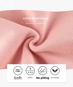 Gros plan du tissu polaire en coton rose doux, respirant et résistant aux bouloches