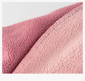 Gros plan sur tissu polaire rose avec ourlet à double surpiqûre et texture douce