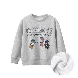 Détail d'un sweat gris pour enfant avec doublure en polaire et motif ours athlète