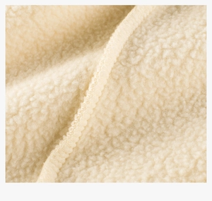 Primer plano de suave tejido de borreguillo blanco roto con textura gruesa y cálida