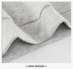 Gros plan des détails de l'ourlet côtelé gris clair sur un sweat-shirt tricoté pour enfants