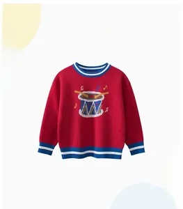 Detail eines roten Kinderpullovers mit Schlagzeug-Muster und gestreiften Bündchen
