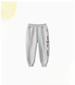 Détail du pantalon de jogging gris doublé polaire avec motifs d'animaux mignons pour enfants