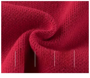 Detail des roten, hochdichten Strickstoffs mit weicher Textur und hochwertiger Strickung