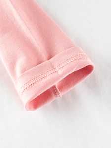 Nahaufnahme der rosa Langarm-T-Shirt-Manschette mit langlebiger Doppel nadel-Nähtechnik