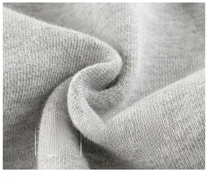 Détail macro du tissu en maille grise douce pour pantalons d'enfants, texture de qualité classe A