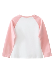 Langärmeliges Mädchen T-Shirt aus Baumwolle mit rosa Raglanärmeln auf weißem Hintergrund